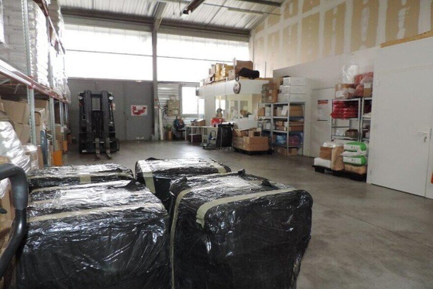 Flex in Crépy-en-Valois for lease - Building Photo - Image 2 of 4