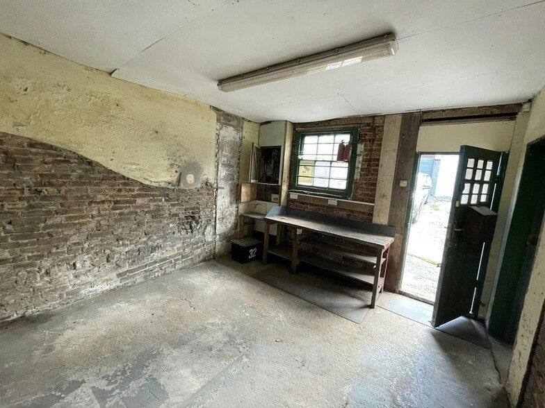 Workshops to rear of, 18-20 Church Rd, St Leonards On Sea for sale - Interior Photo - Image 3 of 12