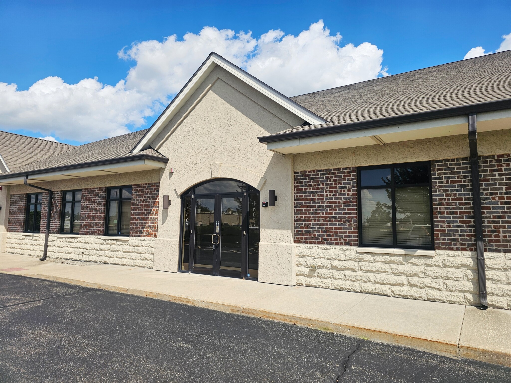 16007 Executive Dr, Crest Hill, IL for sale Building Photo- Image 1 of 12
