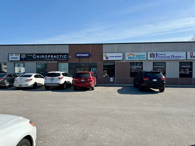 215-235 Eugenie St, Windsor, ON for lease - Building Photo - Image 2 of 3