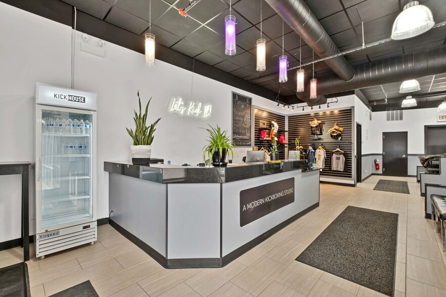 4725 N Western Ave, Chicago, IL for lease - Interior Photo - Image 2 of 8
