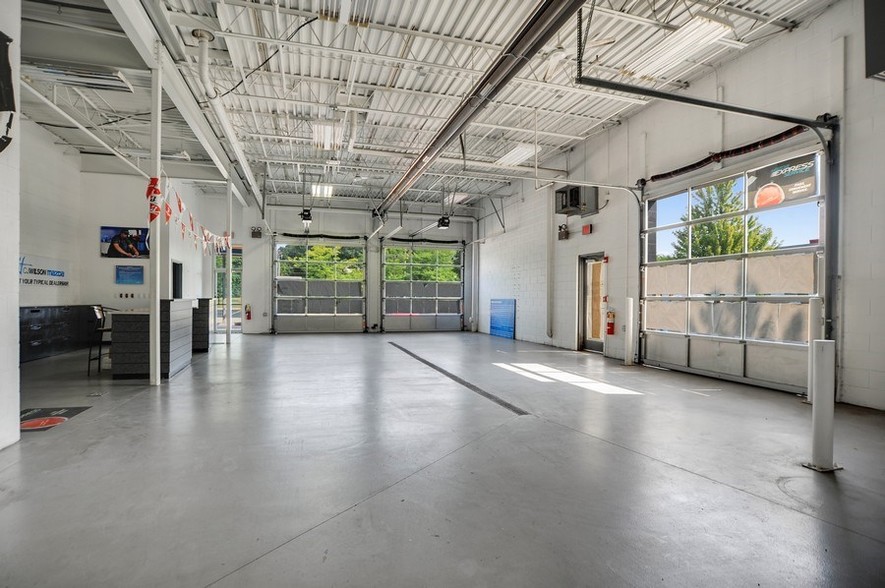 855 E Grand Ave, Lake Villa, IL for lease - Interior Photo - Image 3 of 38