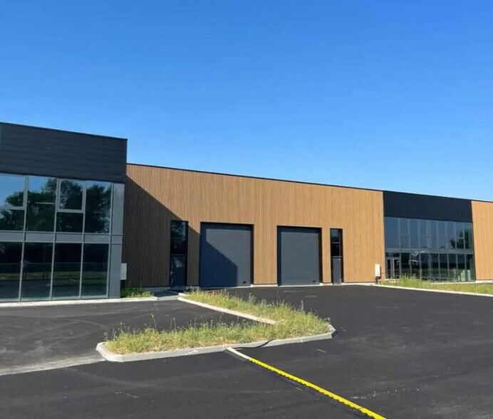 Office in Ambérieux for lease - Building Photo - Image 2 of 6