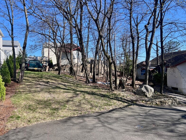 18 Highland Rd, Stamford, CT for sale - Building Photo - Image 3 of 11