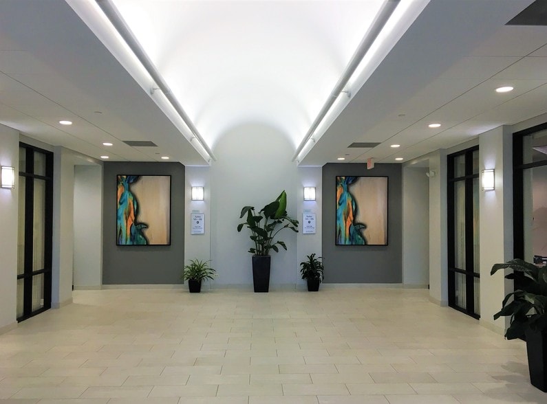 3100 W Higgins Rd, Hoffman Estates, IL for lease - Interior Photo - Image 3 of 23