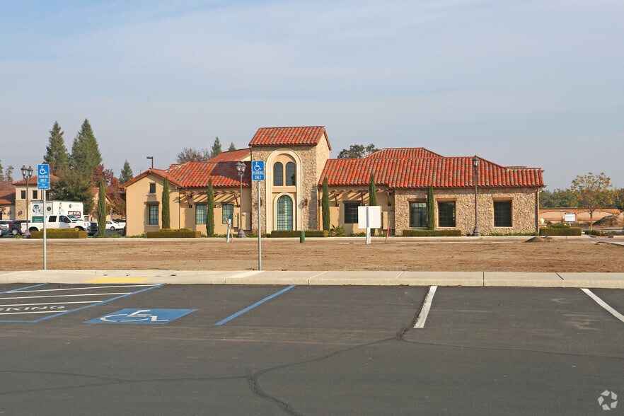 225 E Caldwell Ave, Visalia, CA 93277