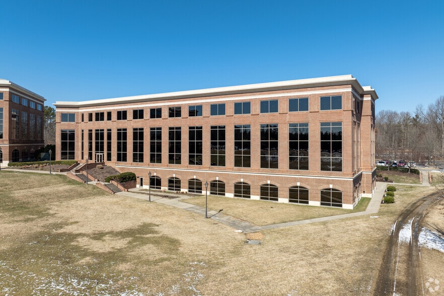 4991 Lake Brook Dr, Glen Allen, VA for lease - Building Photo - Image 1 of 4