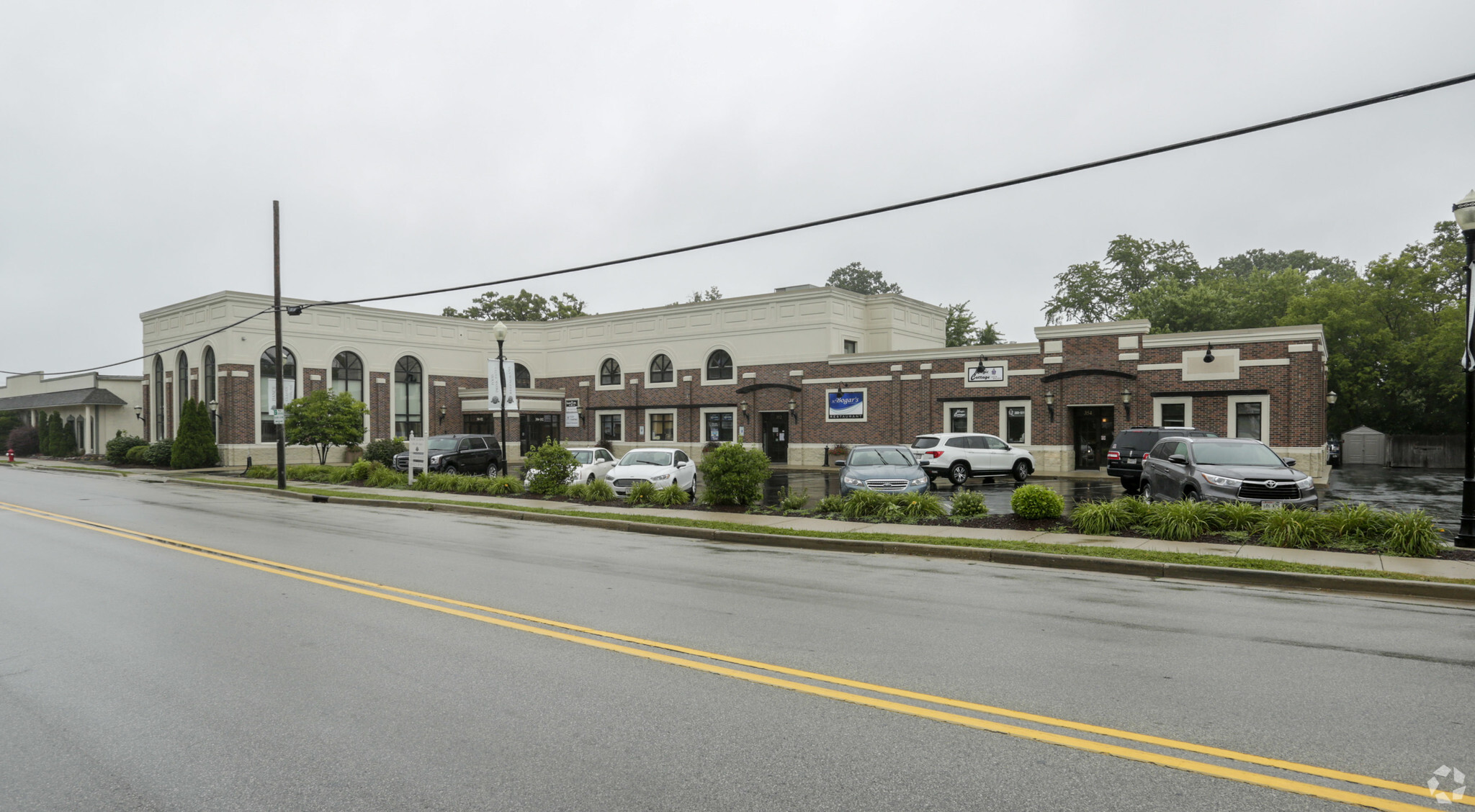 350-354 Cottonwood Ave, Hartland, WI for sale Primary Photo- Image 1 of 1