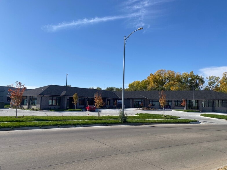 1630 N Main St, Elkhorn, NE for lease - Building Photo - Image 3 of 8
