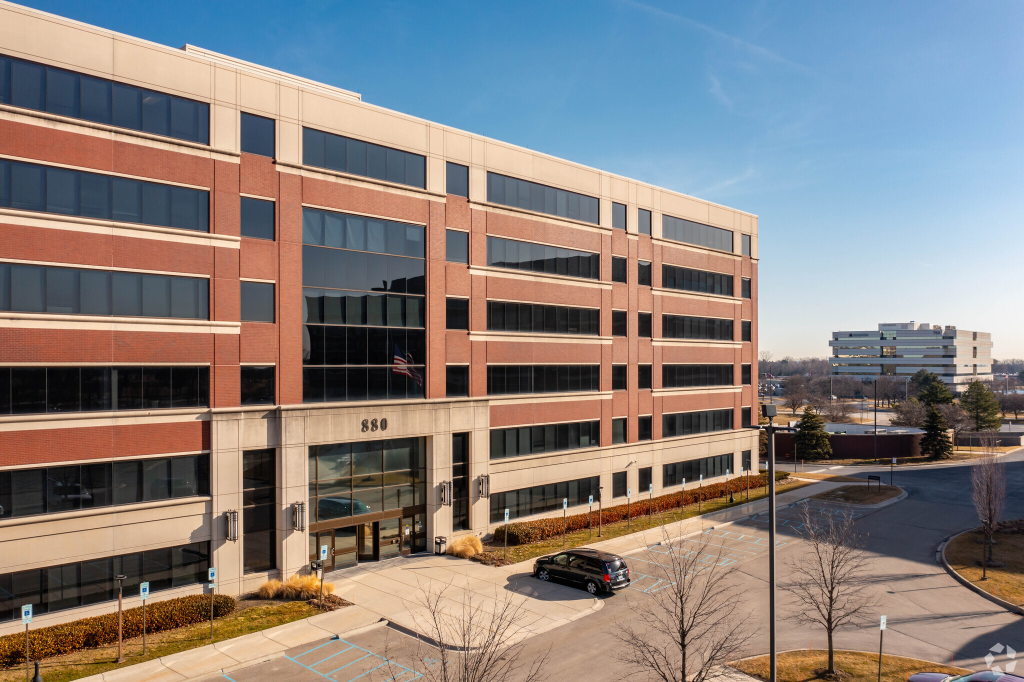 880 W Long Lake Rd, Troy, MI 48098 - Troy Corporate Center | LoopNet