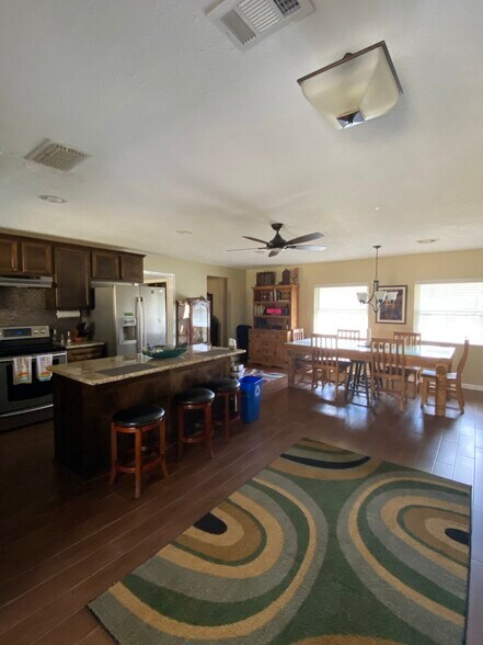 561 Lakeway Dr, Montgomery, TX for sale - Building Photo - Image 2 of 21