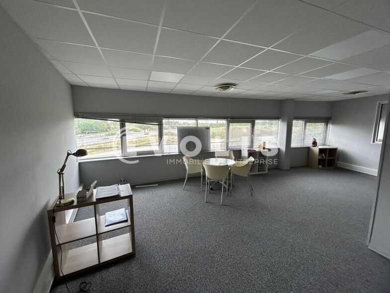 Office in Mérignac for lease - Interior Photo - Image 1 of 5