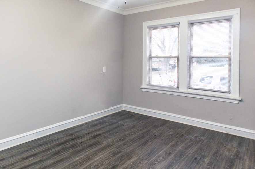 8557 S Bennett Ave, Chicago, IL for sale - Building Photo - Image 3 of 5