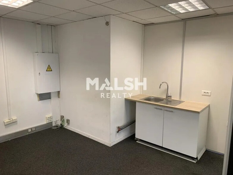 Office in Lyon for lease - Interior Photo - Image 3 of 8