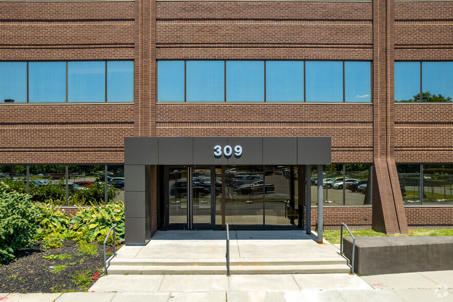 309 Fellowship Rd, Mount Laurel, NJ for lease - Building Photo - Image 3 of 8