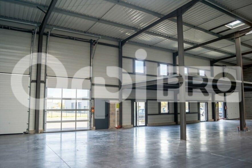 Flex in Saint-Rémy for lease - Interior Photo - Image 2 of 6