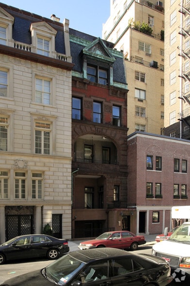 4 E 78th St, New York, NY for lease - Building Photo - Image 2 of 2