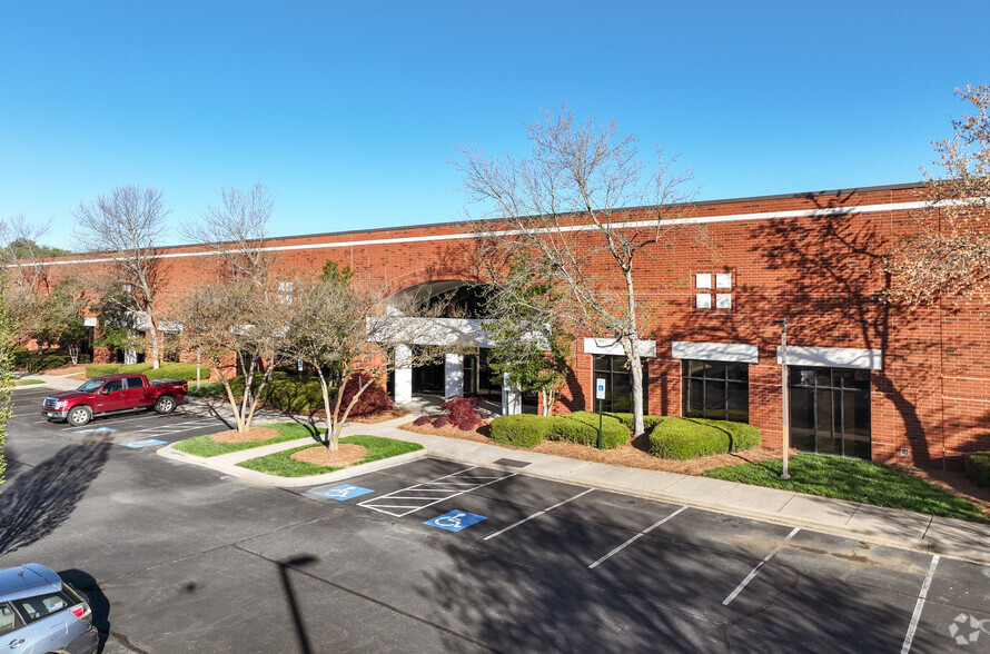 12125 Herbert Wayne Ct, Huntersville, NC for lease - Primary Photo - Image 1 of 5