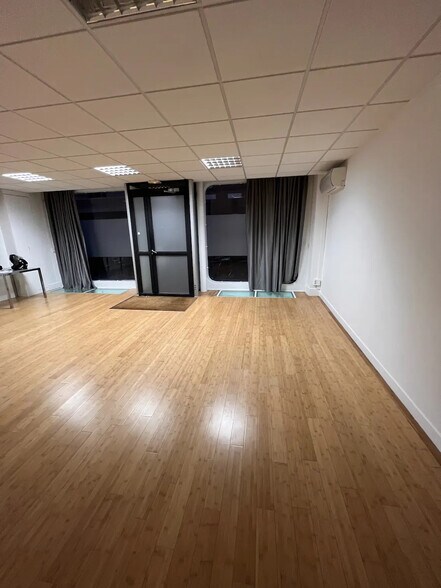 Retail in Paris for lease - Interior Photo - Image 3 of 9