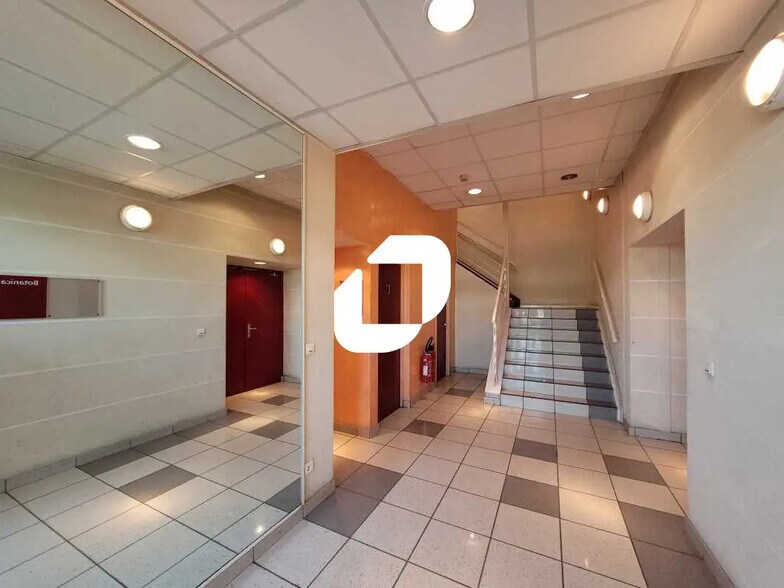 Office in Lisses for lease - Lobby - Image 3 of 21