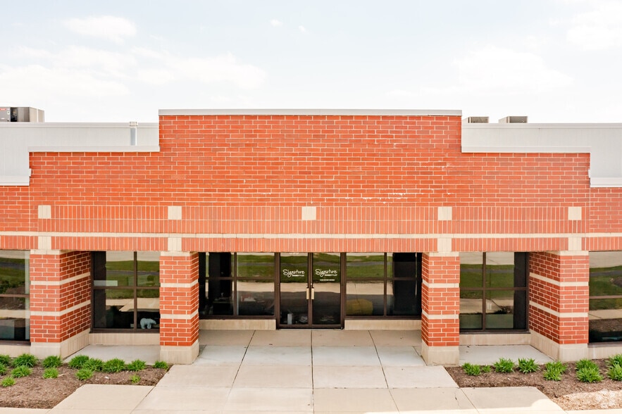 699-701 Regency Dr, Glendale Heights, IL for lease - Building Photo - Image 2 of 4