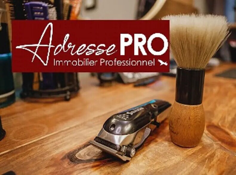 Retail in La Rochelle for lease - Building Photo - Image 2 of 3