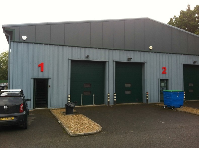 Combe Ln, Wormley for lease - Primary Photo - Image 1 of 2