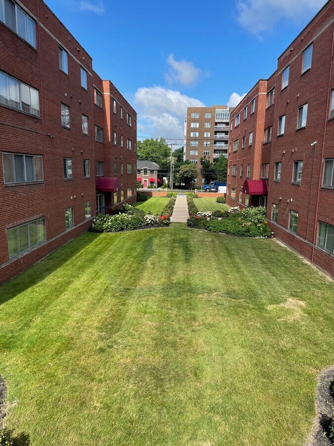 33413351 Warrensville Ctr, Shaker Heights, OH 44122