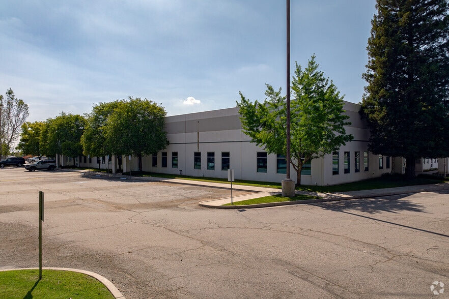 Class A Flex Office/Warehouse portfolio of 2 properties for sale on LoopNet.com - Primary Photo - Image 3 of 4