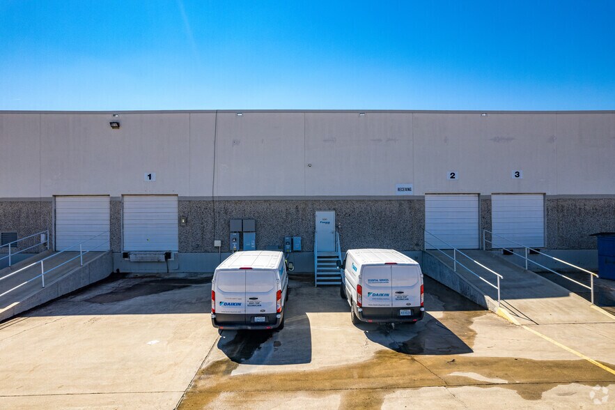 3241-3251 Story Rd W, Irving, TX for lease - Building Photo - Image 3 of 7