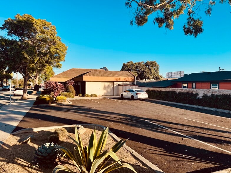 6050 Seahawk St, Ventura, CA for lease - Building Photo - Image 3 of 9