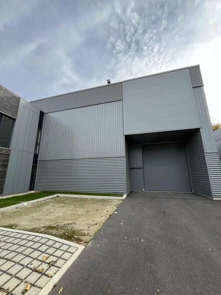 Flex in Chanteloup-en-Brie for sale - Building Photo - Image 1 of 8