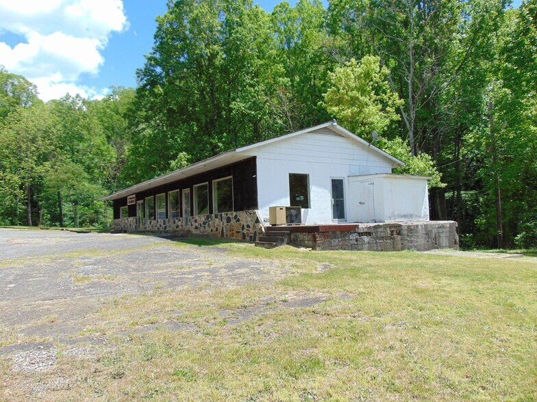 329 W Blue Ridge St, Stuart, VA 24171