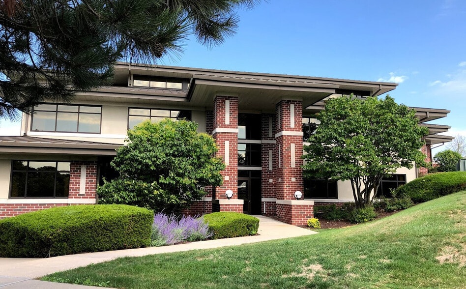 1166 Quail Ct, Pewaukee, WI for lease - Building Photo - Image 3 of 21