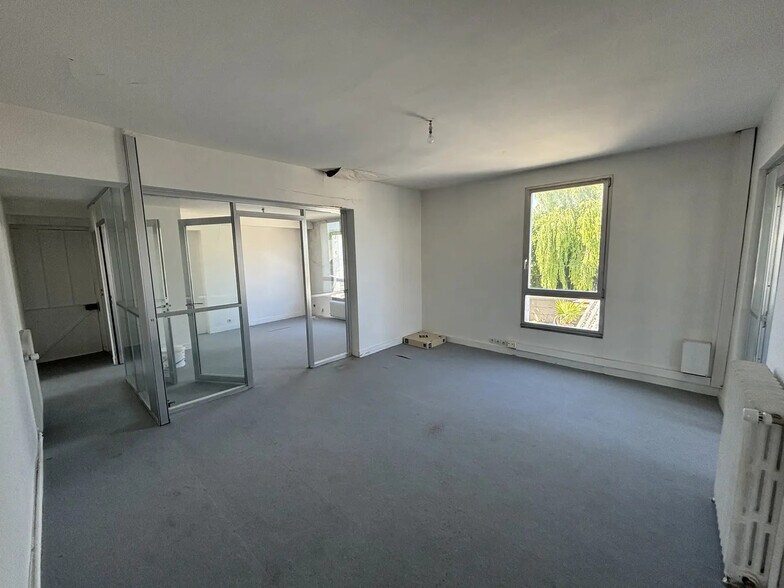 Office in Houilles for lease - Interior Photo - Image 2 of 9