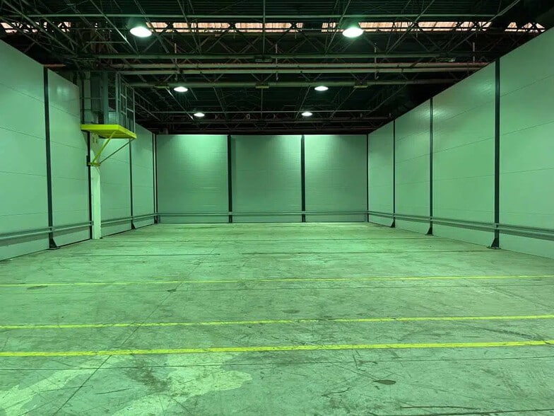 Flex in Montataire for lease - Interior Photo - Image 2 of 3