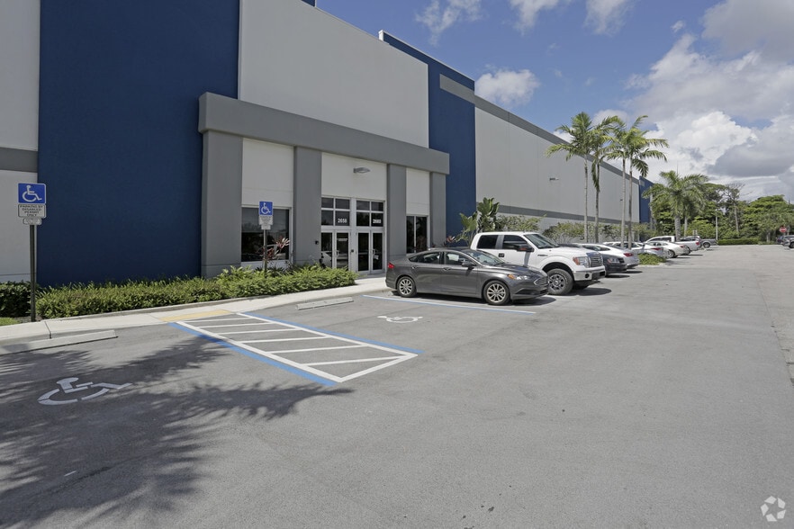 2650-2666 SW 36th St, Fort Lauderdale, FL for lease - Building Photo - Image 2 of 6