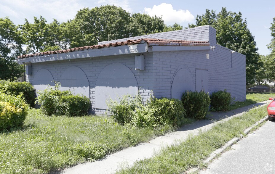 336 Larkfield Rd, East Northport, NY for sale - Primary Photo - Image 1 of 1