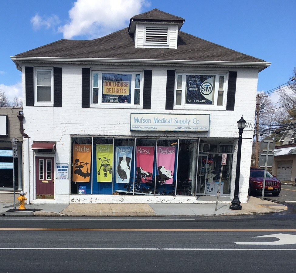 35 W Main St, Smithtown, NY 11787