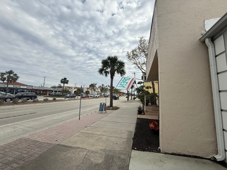 520 E Venice Ave, Venice, FL for lease - Building Photo - Image 2 of 11