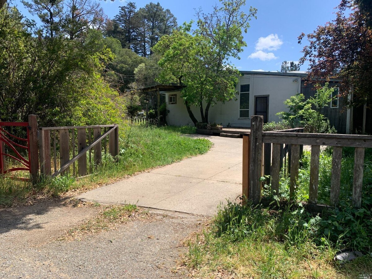 10 Park St, Woodacre, CA 94973