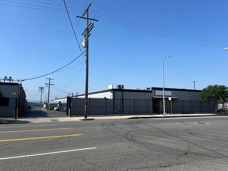 13222-13226 Saticoy St, North Hollywood, CA for lease - Building Photo - Image 2 of 12