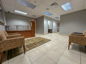 2475 W Monroe St, Springfield, IL for lease Interior Photo- Image 2 of 31