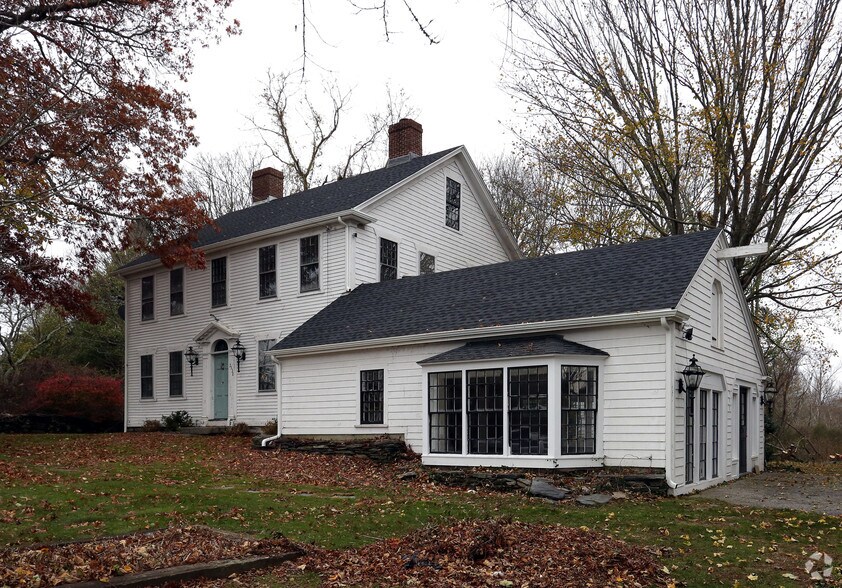 2538 E Main Rd, Portsmouth, RI for sale - Primary Photo - Image 1 of 1