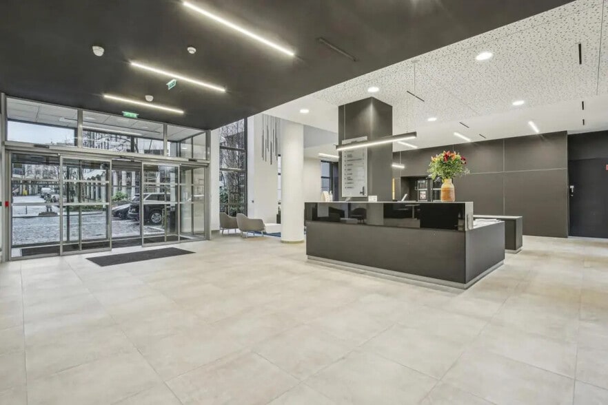 2 Rue Jacques Daguerre, Rueil-Malmaison for lease - Building Photo - Image 3 of 15