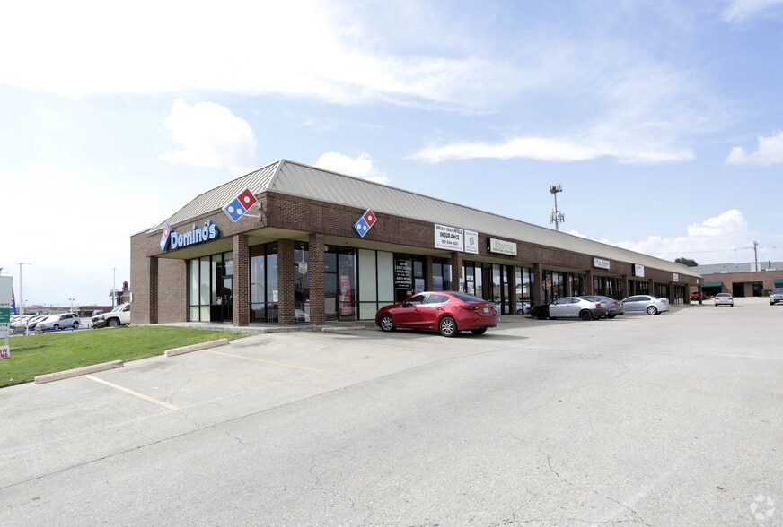 8808 Camp Bowie Blvd W, Fort Worth, TX for lease - Building Photo - Image 1 of 17
