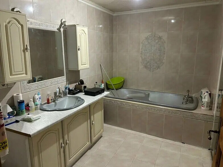 Flex in Cavaillon for sale - Building Photo - Image 3 of 12