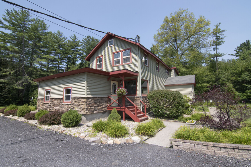 910 Rock City Rd, Ballston Spa, NY for sale - Primary Photo - Image 1 of 31