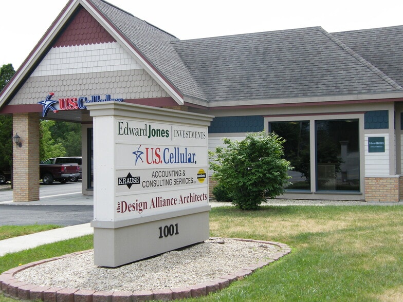 1001 Madison Ave, Fort Atkinson, WI for lease - Building Photo - Image 3 of 6