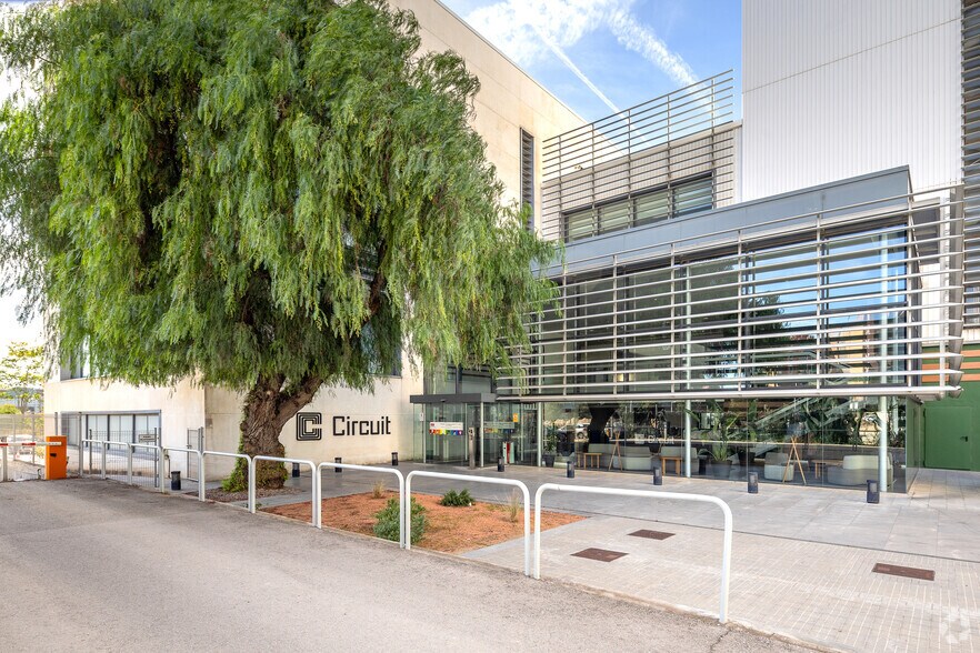 Carrer de Lluís Muntadas, 5, Cornellà de Llobregat, Barcelona for lease - Building Photo - Image 3 of 3